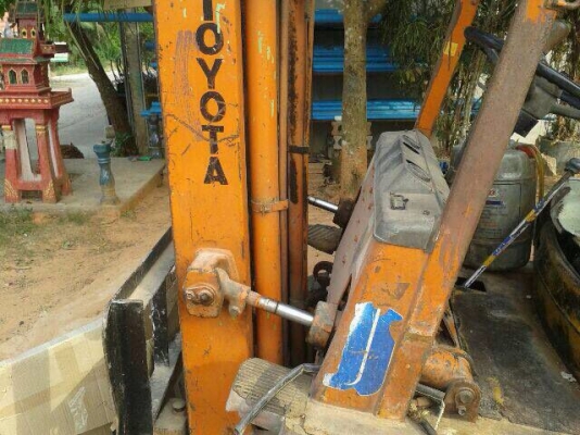 รถมิตซู 6 ล้อ  ติดเครน 2.5 ตัน.  115 แรงม้า.  ( ขายคู่ )   / รถ  โตโยต้า  ฟอร์คลิฟต์   ยกได้ 2 ตันครึ่ง.     สนใจติดต่อ 081 - 6079515