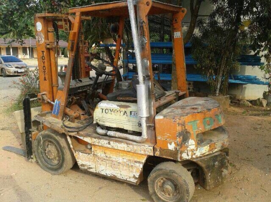 รถมิตซู 6 ล้อ  ติดเครน 2.5 ตัน.  115 แรงม้า.  ( ขายคู่ )   / รถ  โตโยต้า  ฟอร์คลิฟต์   ยกได้ 2 ตันครึ่ง.     สนใจติดต่อ 081 - 6079515