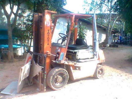 รถมิตซู 6 ล้อ  ติดเครน 2.5 ตัน.  115 แรงม้า.  ( ขายคู่ )   / รถ  โตโยต้า  ฟอร์คลิฟต์   ยกได้ 2 ตันครึ่ง.     สนใจติดต่อ 081 - 6079515