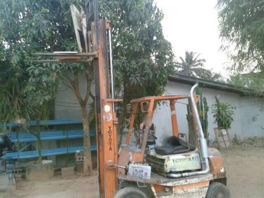 รถมิตซู 6 ล้อ  ติดเครน 2.5 ตัน.  115 แรงม้า.  ( ขายคู่ )   / รถ  โตโยต้า  ฟอร์คลิฟต์   ยกได้ 2 ตันครึ่ง.     สนใจติดต่อ 081 - 6079515