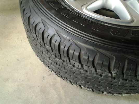 ล้อแม็ก Ford ขอบ17" พร้อมยางป้ายแดง