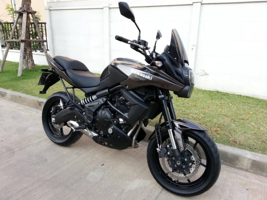 ขายVersys 650 ABS สีน้ำตาล 2013 พร้อมของแต่ง ท่อผ่าเสียงทุ้มไม่แผด รถออกศูนย์เรียว ซื้อมาขี่ทำงาน ไมล์ 8,8xxกม. ราคา265,000ครับ    ขายเพราะเปลี่ยนแนวเป็นช๊อปเปอร์ครับ ขายได้ขายเลยครับ  เจ้าของมือเดียว รถซื้อเงินสด                    เข้าศูนย์เช็คเรียวที่1