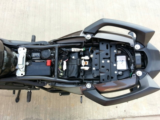 ขายVersys 650 ABS สีน้ำตาล 2013 พร้อมของแต่ง ท่อผ่าเสียงทุ้มไม่แผด รถออกศูนย์เรียว ซื้อมาขี่ทำงาน ไมล์ 8,8xxกม. ราคา265,000ครับ    ขายเพราะเปลี่ยนแนวเป็นช๊อปเปอร์ครับ ขายได้ขายเลยครับ  เจ้าของมือเดียว รถซื้อเงินสด                    เข้าศูนย์เช็คเรียวที่1