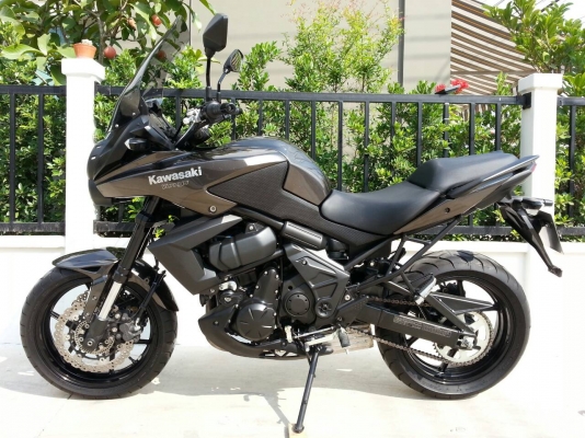 ขายVersys 650 ABS สีน้ำตาล 2013 พร้อมของแต่ง ท่อผ่าเสียงทุ้มไม่แผด รถออกศูนย์เรียว ซื้อมาขี่ทำงาน ไมล์ 8,8xxกม. ราคา265,000ครับ    ขายเพราะเปลี่ยนแนวเป็นช๊อปเปอร์ครับ ขายได้ขายเลยครับ  เจ้าของมือเดียว รถซื้อเงินสด                    เข้าศูนย์เช็คเรียวที่1