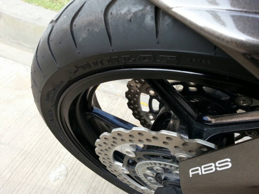ขายVersys 650 ABS สีน้ำตาล 2013 พร้อมของแต่ง ท่อผ่าเสียงทุ้มไม่แผด รถออกศูนย์เรียว ซื้อมาขี่ทำงาน ไมล์ 8,8xxกม. ราคา265,000ครับ    ขายเพราะเปลี่ยนแนวเป็นช๊อปเปอร์ครับ ขายได้ขายเลยครับ  เจ้าของมือเดียว รถซื้อเงินสด                    เข้าศูนย์เช็คเรียวที่1