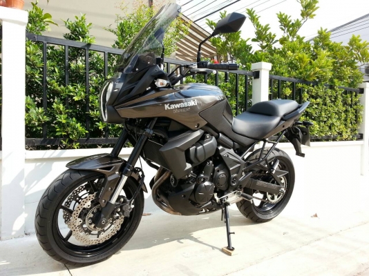 ขายVersys 650 ABS สีน้ำตาล 2013 พร้อมของแต่ง ท่อผ่าเสียงทุ้มไม่แผด รถออกศูนย์เรียว ซื้อมาขี่ทำงาน ไมล์ 8,8xxกม. ราคา265,000ครับ    ขายเพราะเปลี่ยนแนวเป็นช๊อปเปอร์ครับ ขายได้ขายเลยครับ  เจ้าของมือเดียว รถซื้อเงินสด                    เข้าศูนย์เช็คเรียวที่1