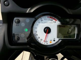 ขายVersys 650 ABS สีน้ำตาล 2013 พร้อมของแต่ง ท่อผ่าเสียงทุ้มไม่แผด รถออกศูนย์เรียว ซื้อมาขี่ทำงาน ไมล์ 8,8xxกม. ราคา265,000ครับ    ขายเพราะเปลี่ยนแนวเป็นช๊อปเปอร์ครับ ขายได้ขายเลยครับ  เจ้าของมือเดียว รถซื้อเงินสด                    เข้าศูนย์เช็คเรียวที่1