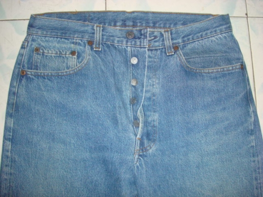 # 9541 # ยีนส์ Levi's 501 ผ้าทราย ของแท้ มือสอง เอว 33 ยาว 32 ก้านดำ แป๊กเงิน เนื้อทรายสวย ตะเข็บสวย made in usa