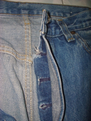 # 9707 # ยีนส์ Levi's 501 ผ้าทราย ของแท้ มือสอง เอว 34นิ้วครึ่ง ยาว 30 ก้านดำทุกเม็ด แป๊กเงิน usa