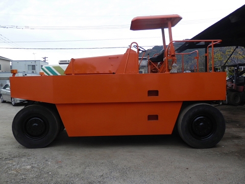 รถบดถนนล้อยาง 9ล้อ SAKAIรุ่นTS200