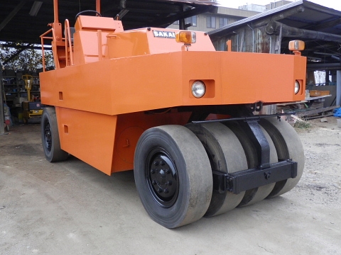 รถบดถนนล้อยาง 9ล้อ SAKAIรุ่นTS200
