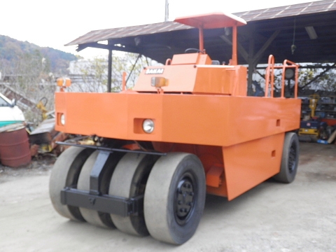 รถบดถนนล้อยาง 9ล้อ SAKAIรุ่นTS200