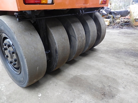 รถบดถนนล้อยาง 9ล้อ SAKAIรุ่นTS200