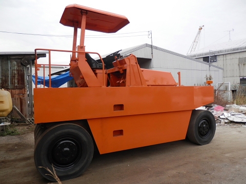 รถบดถนนล้อยาง 9ล้อ SAKAIรุ่นTS200