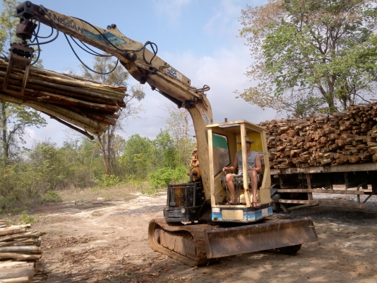 แบคโฮติดปากคีบไม้และรถหกล้อเทอร์เลอร์ แบคโฮติดปากคีบไม้และรถหกล้อเทอร์เลอร์