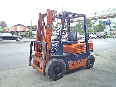 ขายรถยกโตโยต้า 500 กิโล  (รุ่นใหม่) เครื่องเบนซิน  กระบอกคู่ เสาสูง 2.5 เมตร   พวงมาลัยเพาเว่อร์  สีเดิมจากนอก นำเข้าจากญี่ปุ่น ใช้งานได้ทันที ราคา80000