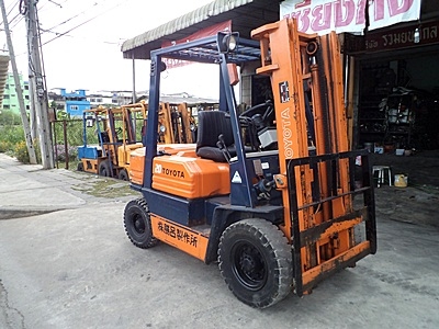 ขายรถยกโตโยต้า 500 กิโล  (รุ่นใหม่) เครื่องเบนซิน  กระบอกคู่ เสาสูง 2.5 เมตร   พวงมาลัยเพาเว่อร์  สีเดิมจากนอก นำเข้าจากญี่ปุ่น ใช้งานได้ทันที ราคา80000