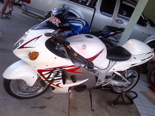 ธารนนทบุรี//ขาย suzuki hayabuza1300 ปี2001 สวยๆระบบไฟสมบูรณ์ ราคา250,000 บาท ทะเบียนโอนนอก