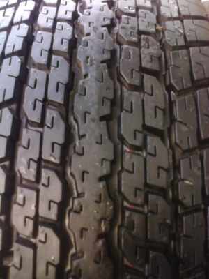 ยางบิดโตน24570R16ปี13ดอกเต็มมีตุมอยู่