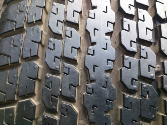 ยางบิดโตน24570R16ปี13ดอกเต็มมีตุมอยู่