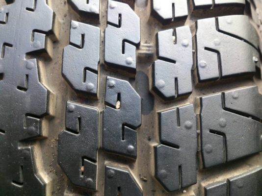 ยางบิดโตน24570R16ปี13ดอกเต็มมีตุมอยู่