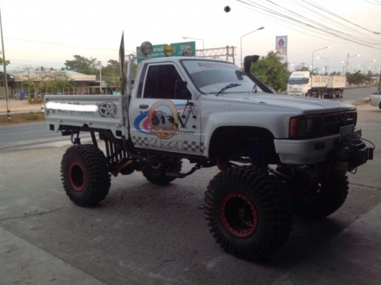 รถTOYOTA hiro4x4ยาง37นิ้ว เครื่องKZ3000เทอร์โบ วินซ์หน้าหลัง