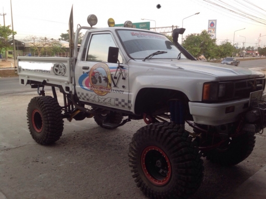 รถTOYOTA hiro4x4ยาง37นิ้ว เครื่องKZ3000เทอร์โบ วินซ์หน้าหลัง