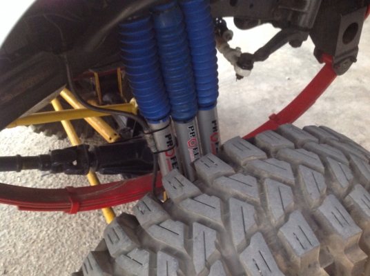 รถTOYOTA hiro4x4ยาง37นิ้ว เครื่องKZ3000เทอร์โบ วินซ์หน้าหลัง