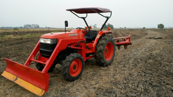 ขายด่วนๆๆๆ L4508+ใบดันคานบนยกสูงแปลงเป็นใบตักบุ้งกี๋ได้ครับ แถมผาน 6 ให้อีกตัว