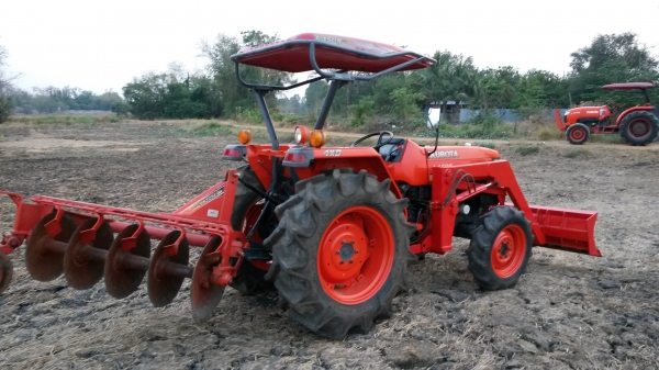 ขายด่วนๆๆๆ L4508+ใบดันคานบนยกสูงแปลงเป็นใบตักบุ้งกี๋ได้ครับ แถมผาน 6 ให้อีกตัว