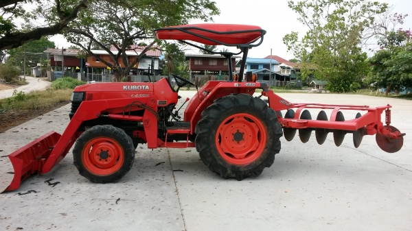 ขายด่วนๆๆๆ L4508+ใบดันคานบนยกสูงแปลงเป็นใบตักบุ้งกี๋ได้ครับ แถมผาน 6 ให้อีกตัว