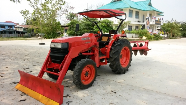 ขายด่วนๆๆๆ L4508+ใบดันคานบนยกสูงแปลงเป็นใบตักบุ้งกี๋ได้ครับ แถมผาน 6 ให้อีกตัว