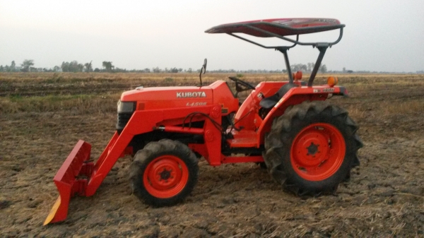 ขายด่วนๆๆๆ L4508+ใบดันคานบนยกสูงแปลงเป็นใบตักบุ้งกี๋ได้ครับ แถมผาน 6 ให้อีกตัว