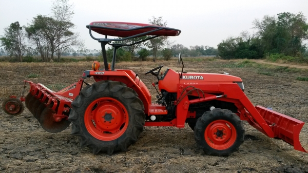 ขายด่วนๆๆๆ L4508+ใบดันคานบนยกสูงแปลงเป็นใบตักบุ้งกี๋ได้ครับ แถมผาน 6 ให้อีกตัว