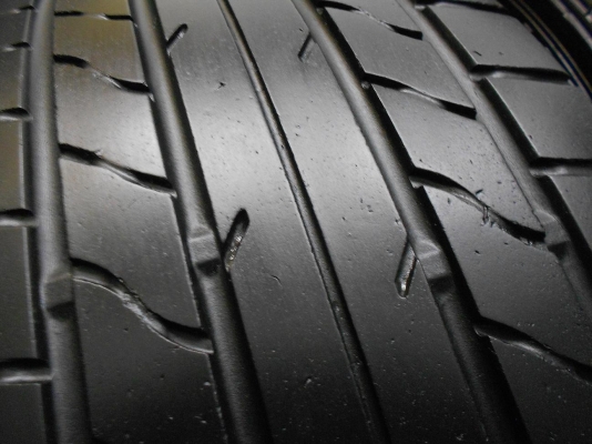 ขายยาง Yokohama 215/45/18 กลางปี 11 สวยๆ 1 คู่/ใส่-ถ่วงฟรีค่ะ ขายยาง Yokohama 215/45/18 กลางปี 11 สวยๆ 1 คู่/ใส่-ถ่วงฟรีค่ะ