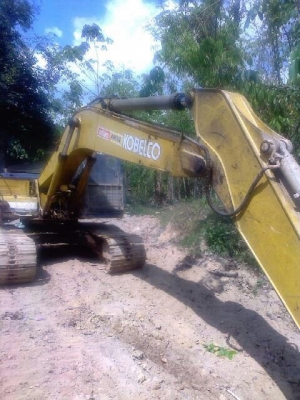รถแบคโฮ  KOBELCO  200 - 3  (  * ไม่มีเล่มทะเบียน. )  สนใจติดต่อ 081 - 6079515