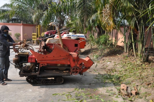 ขายเครื่อง สับ ย่อย กิ่งไม้ เครื่องดีเซล ติดรถตีนตะขาบ พร้อมตู้นวดเมล็ดพันธ์ อเนคประสงค์ นำเข้าญี่ปุ่นยังไม่เคยใช้งานในไทย 29,500เท่านั้น!!