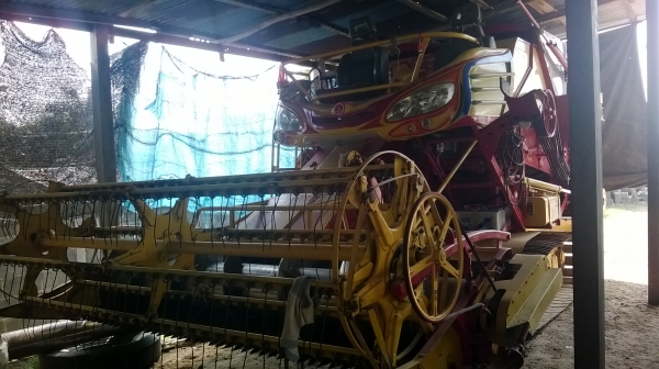 ขายด่วนรถเกี่ยวข้าวเกษตรพัฒนารุ่นปลดหนี้ปี53 สภาพเหมือนใหม่ใช้งานน้อยมาก