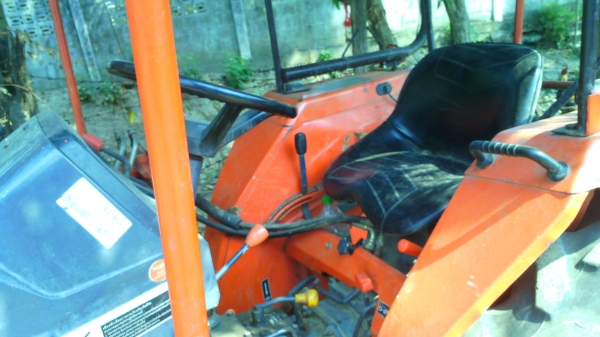 รถไถ KUBOTA L2605DT 4WD ลดราคาพิเศษเหลือเพียง 165,000 บาท.พิเศษที่มีอุปกรณ์มากชิ้น.
