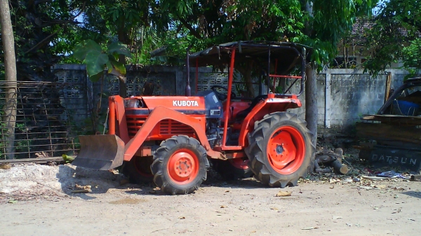 รถไถ KUBOTA L2605DT 4WD ลดราคาพิเศษเหลือเพียง 165,000 บาท.พิเศษที่มีอุปกรณ์มากชิ้น.