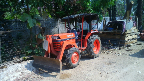 รถไถ KUBOTA L2605DT 4WD ลดราคาพิเศษเหลือเพียง 165,000 บาท.พิเศษที่มีอุปกรณ์มากชิ้น.