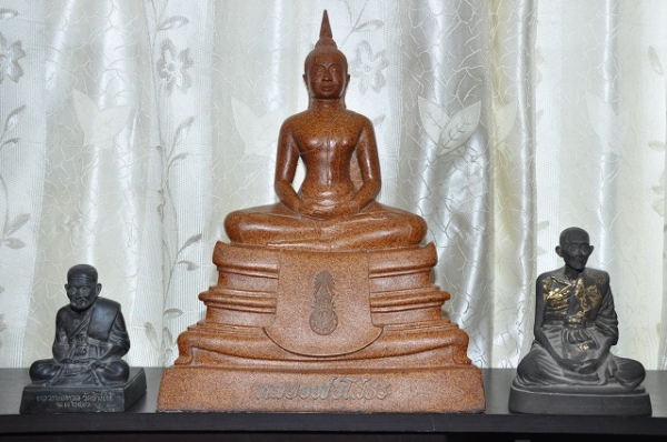 พระบูชาหลวงพ่อโสธร หน้าตัก ๙ นิ้ว เนื้อกระเบื้องโบสถ์ รุ่นแรก