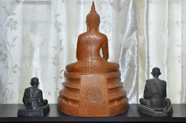 พระบูชาหลวงพ่อโสธร หน้าตัก ๙ นิ้ว เนื้อกระเบื้องโบสถ์ รุ่นแรก พระบูชาหลวงพ่อโสธร หน้าตัก ๙ นิ้ว เนื้อกระเบื้องโบสถ์ รุ่นแรก