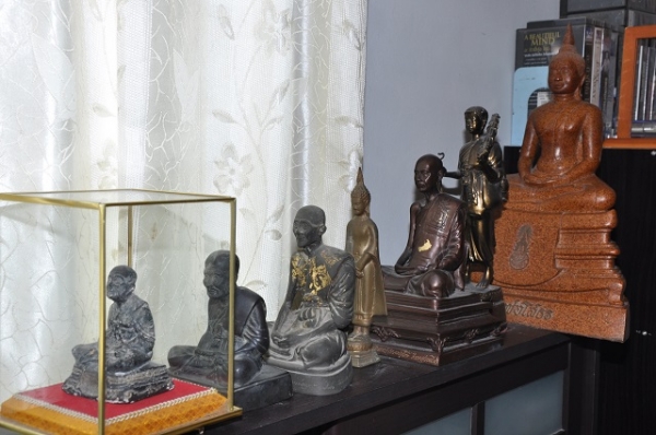 พระบูชาหลวงพ่อโสธร หน้าตัก ๙ นิ้ว เนื้อกระเบื้องโบสถ์ รุ่นแรก พระบูชาหลวงพ่อโสธร หน้าตัก ๙ นิ้ว เนื้อกระเบื้องโบสถ์ รุ่นแรก