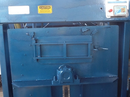 ขายเครื่องซักผ้าอุตสาหกรรม ขนาด 250 ปอนด์ ยี่ห้อ braun made in usa.