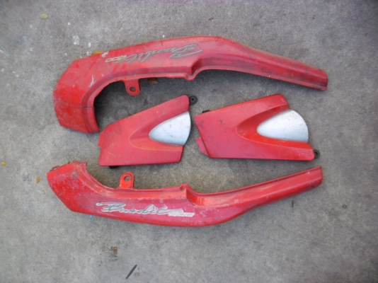 ขายชุดท้้าย bandit400 นิดหน่อยครับ ถูกๆ