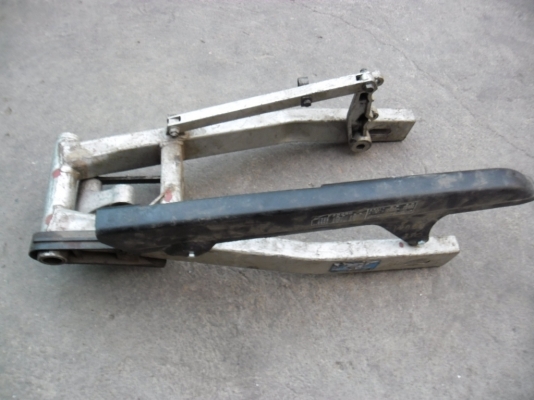 ขายสวิงอาร์ม fzr 250 พร้อมบังโซ่ ราคถูกๆครับ