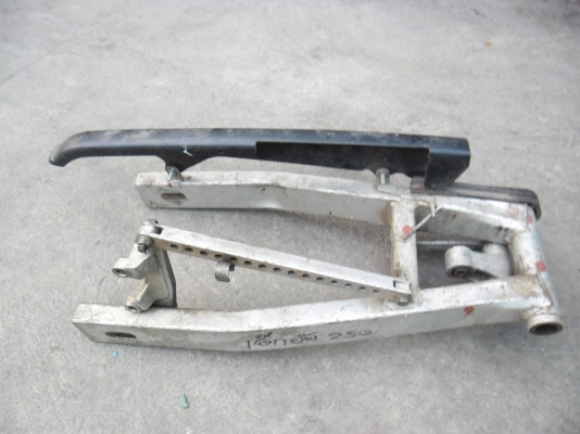 ขายสวิงอาร์ม fzr 250 พร้อมบังโซ่ ราคถูกๆครับ