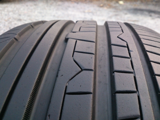 ขายยาง NITTO 235/35R19 MADE IN JAPAN ยางสัปดาห์ที่34 ปี12 ดอกยางเท่ากัน (ไม่มีปะ) จำนวน 1 คู่