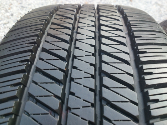 ขายแม็ก ALL NEW MAZDA พร้อมยางบริสโตน 265/65R17 ยางสัปดาห์ที่04 ปี13 ดอกยางสวยนิ่มลึกเท่ากันไม่ร้าวไม่แตกลายสภาพยาง 95\% จำนวน 1 ชุด